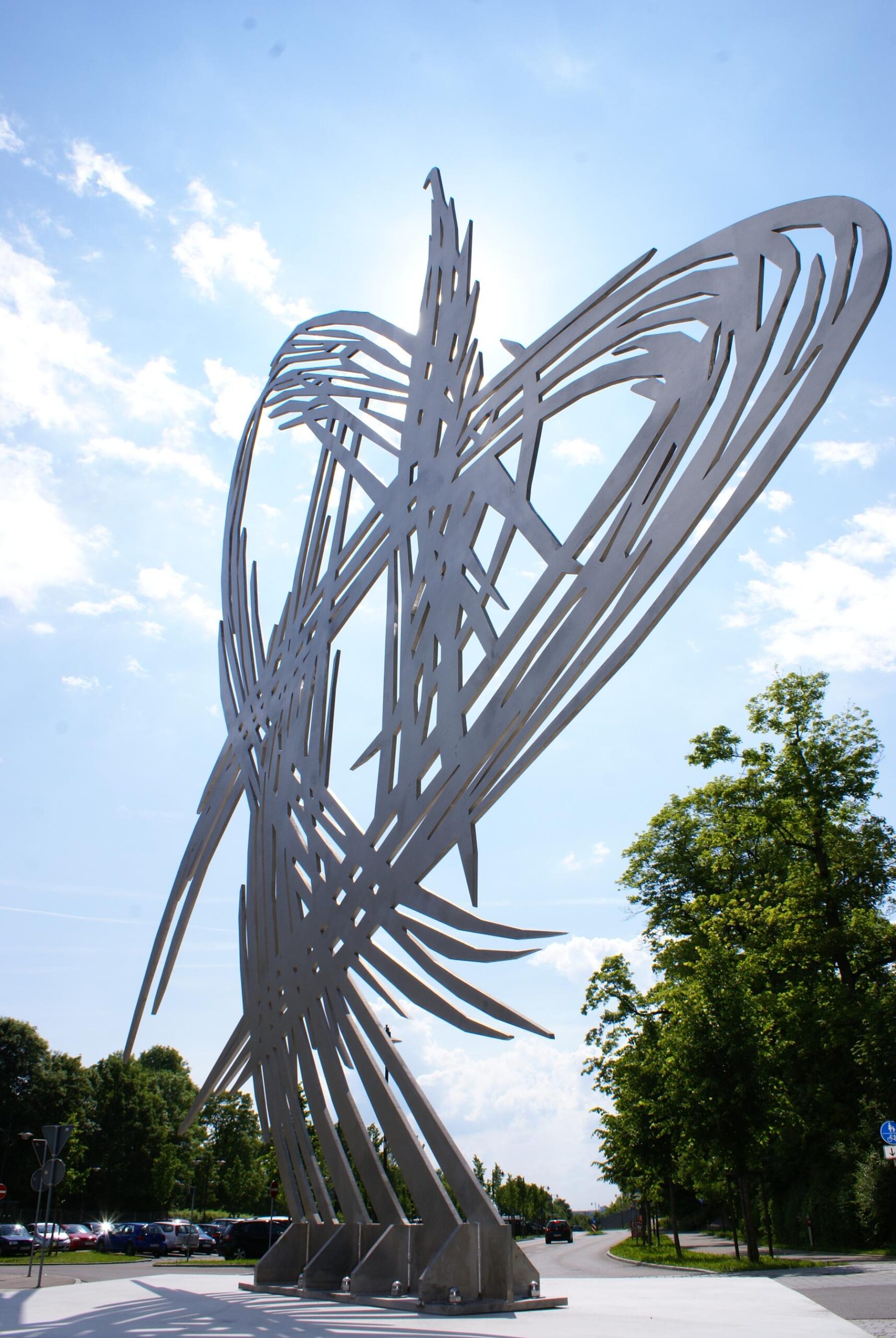 Barbara Szüts Raumschnitt 2010 Edelstahl 400 x 400 x 2 cm Friedberg, Bahnhofsvorplatz Foto: Szüts