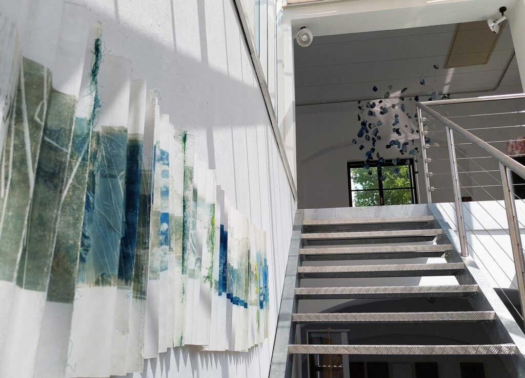 Galerie im Turm, Ausstellungsansicht Stiegenhaus, Werke von Eva Bakalar