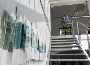 Galerie im Turm, Ausstellungsansicht Stiegenhaus, Werke von Eva Bakalar